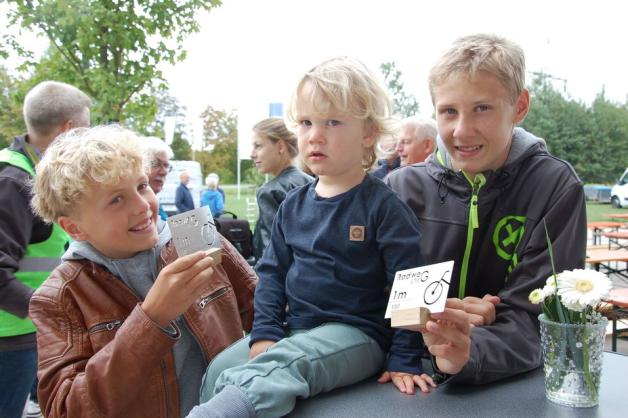 Skeptisch schaut der kleine Noah, während Julian und Jannes Haferkamp stolz ihre erworbenen Plaketten zeigen. Foto: Marita Kammeier  