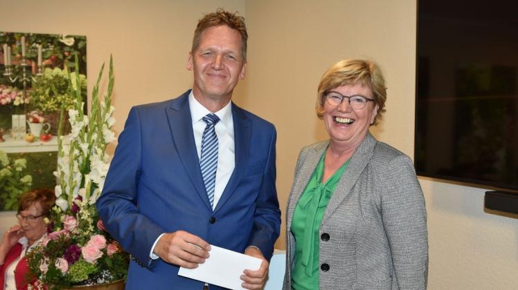 Die Glückwünsche des Landkreises Emsland übermittelte die Kreistagsabgeordnete und Lünner Bürgermeisterin Magdalena Wilmes. Christian Tenkleve freute sich sehr.