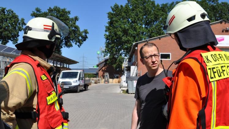 Auch Firmenchef Andreas Böwer (Zweiter von links) erhielt eine "Rolle" in dem Einsatzsszenario: Er informierte die eintreffenden Rettungskräfte über das Ausmaß der Explosion auf seinem Betriebsgelände im Neuenkirchener Gewerbegebiet Uhlenbrock. Foto: Herbert Kempe