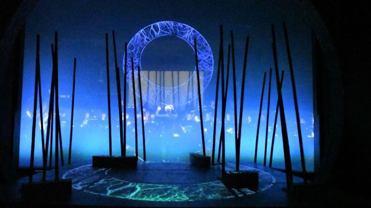 Magische Atmosphäre, Lichteffekte, im Hintergrund das Orchester: Der Mindener "Ring des Nibelungen" wird von Kritikern als ein "Wagner-Wunder" gefeiert. Foto: Friedrich Luchterhandt