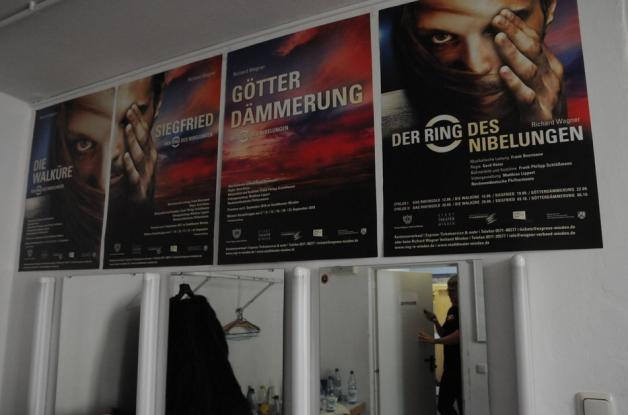 Das improvisierte Produktionsbüro im Mindener Theater ist mit stolzen Plakaten geschmückt. Foto: Thomas Achenbach