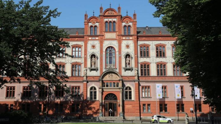 Die 1419 gegründete Universität im Zentrum der Stadt gilt als älteste Universität im Ostseeraum.  Foto: Bernd Wüstneck/dpa