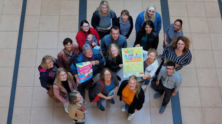 Das lokale Team Delmenhorst von Unicef präsentiert mit den beteiligten Vereinen und Organisationen das Programm des diesjährigen Kinderfests zum Weltkindertag. Foto: NIklas Golitschek