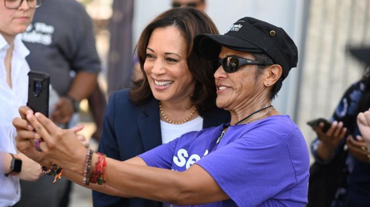Kennt keine Berührungsängste: Senatorin Kamala Harris macht ein Selfi mit einer Gewerkschaftsvertreterin. Foto: Robyn Beck/AFP