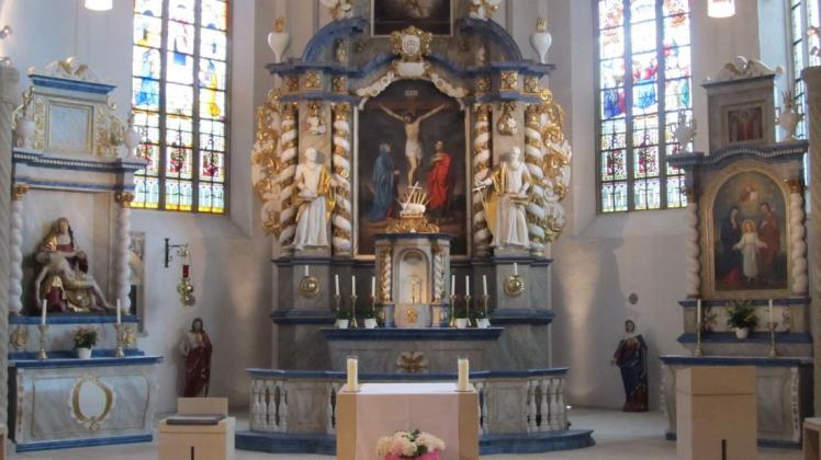 Der Hochaltar und die Seitenaltäre im barocken Stil sollen von der Holzschnitzerfamilie Jöllemann in Quakenbrück im 18. Jahrhundert erschaffen worden sein. 