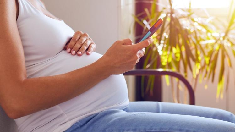 Die Suche nach einer Hebamme gestaltet sich für Schwangere oftmals schwierig. 