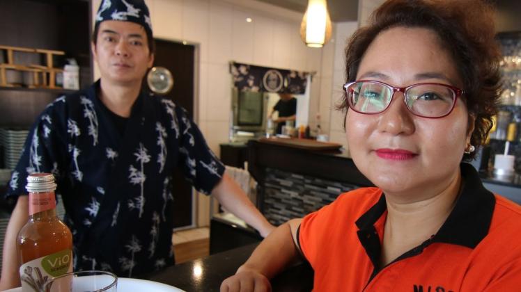 Zhi Min Liu ist der Inhaber des "Miss you", Susanne Xing das Gesicht des Restaurants. Vor einem Jahr wagten sie noch mal den Neuanfang. Fotos: Bettina Dogs-Prößler