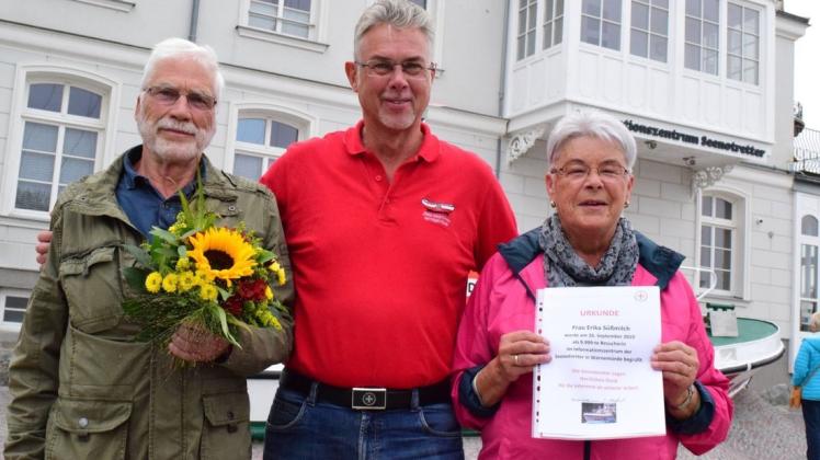 9999. Gast bei den Seenotrettern ist Erika Süßmilch, ihr Mann Günther ist der 10.000. Besucher des Jahres. Jörg Westphal (Mitte) überreicht ihnen eine Urkunde, Blumen und einen Gutschein für eine Info-Fahrt.