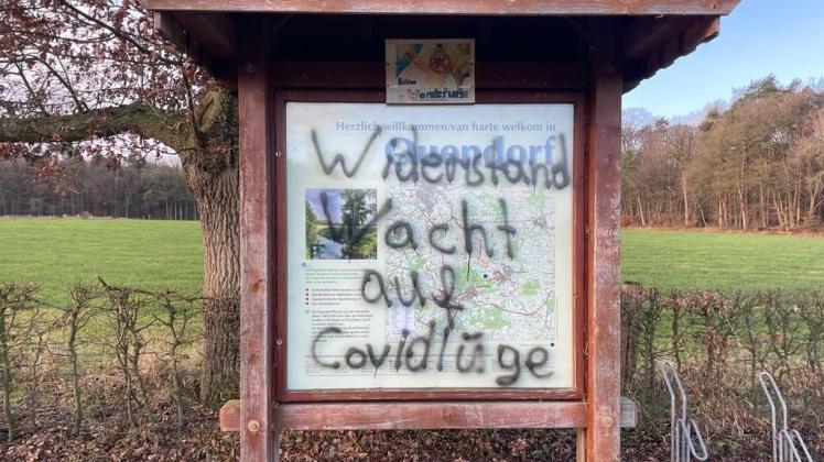 Sprüche wie diese haben die Täter am Mittwoch auf einem Waldweg bei Bad Bentheim gesprüht. 