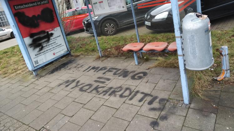 Ein Graffiti an der Bushaltestelle Wittekindstraße in Delmenhorst. In der Werbung links wurde vom Land Niedersachsen zum Impfen aufgerufen. 