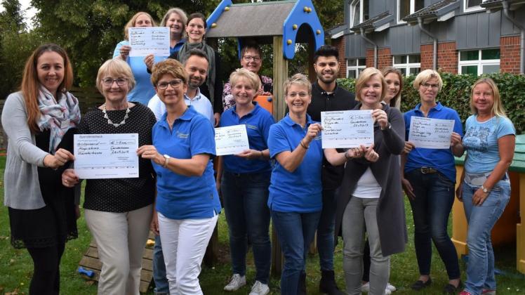 Vertreter von fünf Ganderkeseer Einrichtungen hatten Grund zur Freude: Sie erhielten Spenden vom Ganderkeseer Landfrauenverein. Foto: Martina Brünjes