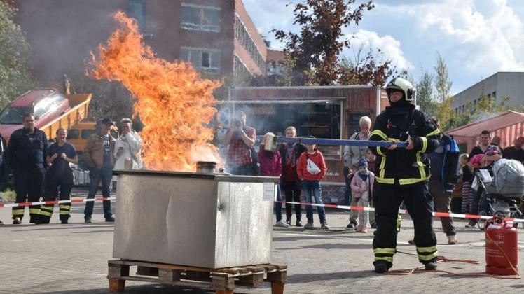 Gruppenführer Florian Müller zeigt eindrucksvoll, was passiert, wenn ein Fettbrand mit Wasser gelöscht wird.