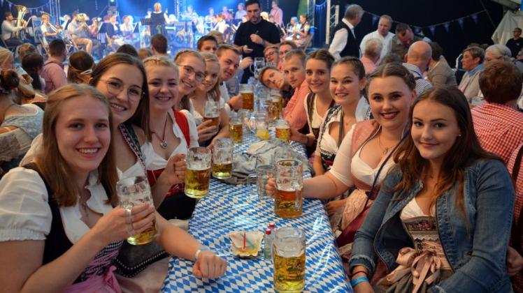 Dirndl und Lederhosen waren Pflichtprogramm. Foto: Anita Lennartz