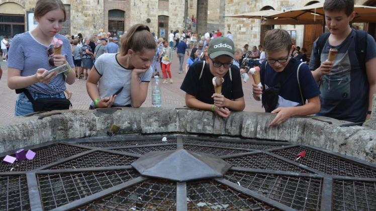 Auf der Piazza della Cisterna steht dieser Glücksbrunnen, früher wurde hier Wäsche gewaschen. Fotos: Yvonne Sommer