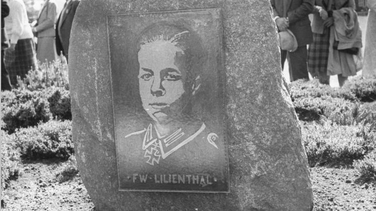 Gedenkstein mit dem Bildnis von Feldwebel Diedrich Lilienthal. Das Foto entstand im Jahr 1987. Archivfoto: Horst Schilling