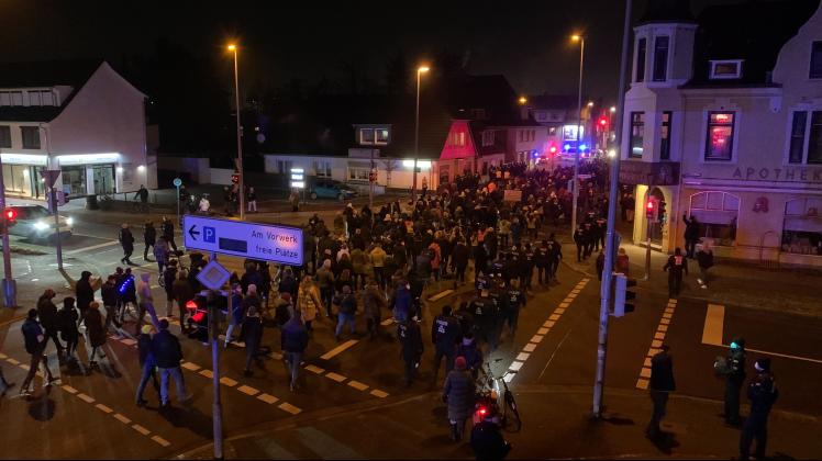 Corona-Kritiker bei ihrem „Spaziergang” in der Delmenhorster Innenstadt: Sie werden auch am 24. Januar auf eine Reaktion von Gegendemonstranten treffen.