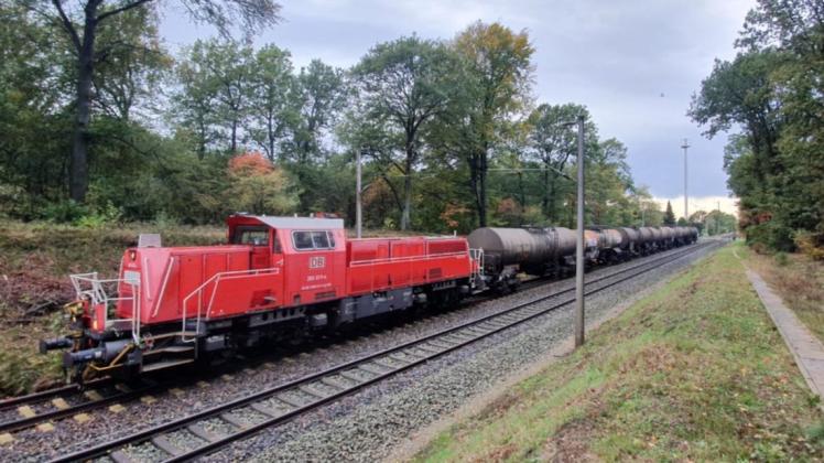 Der Güterzug der Deutschen Bahn mit mehreren Tankanhängern soll Schwefelsäure geladen haben. Foto: Nonstopnews