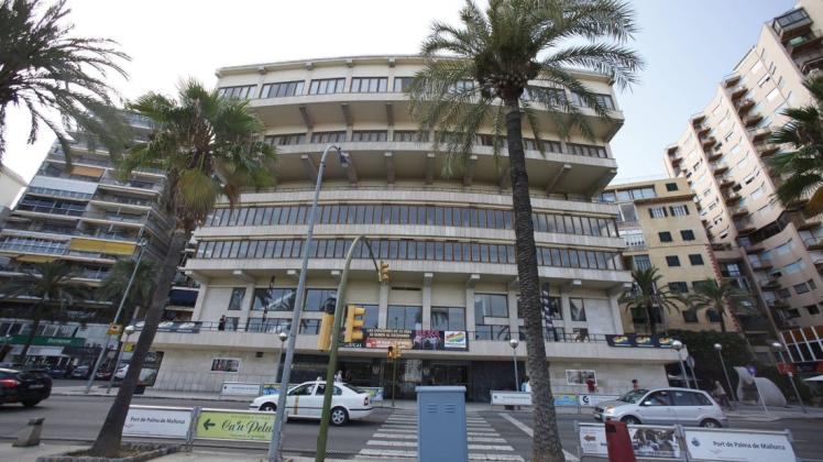 Der tödliche Unfall ereignete sich an der Hafenpromenade Paseo Marítimo in Palma de Mallorca. Die Unfallfahrerin krachte gegen die Hauswand dieses Veranstaltungszentrums.