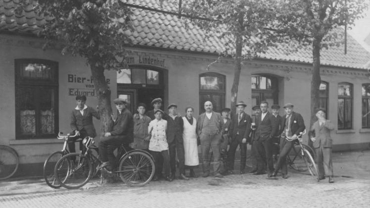 Hier trafen sich  vor allem die „Böhmerleut“: Die Gaststätte „Zum Lindenhof“ um das Jahr 1928 mit Wirt Eduard Pleil (Bildmitte) und seiner Frau Anastasia (in weißer Kittelschürze). 