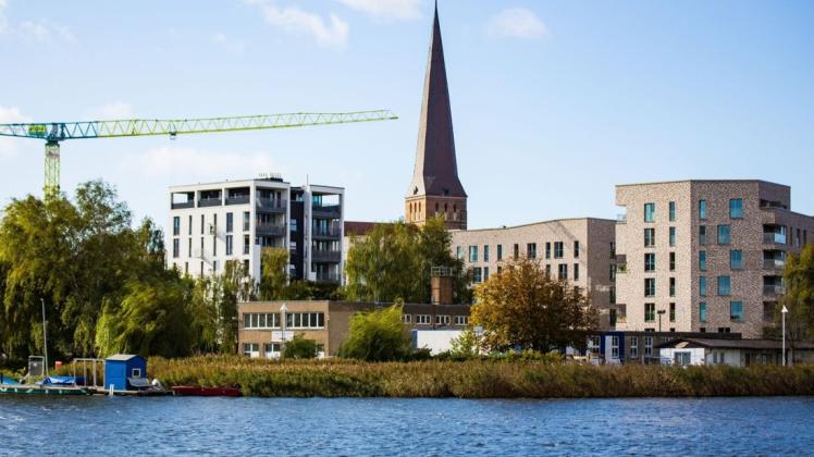 Das neue Vereinsgebäude wird barrierefrei. Die Fenster werden ersetzt, ebenso Innen- und Außentüren. Das 3,5 Millionen Euro schwere Projekt wird mit 500.000 Euro vom Land unterstützt. Bereits Ende August konnte mit ersten Abbrucharbeiten begonnen werden.