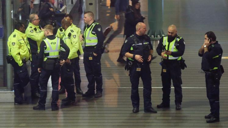 Niederländische Polizei am Flughafen Amsterdam Schiphol.