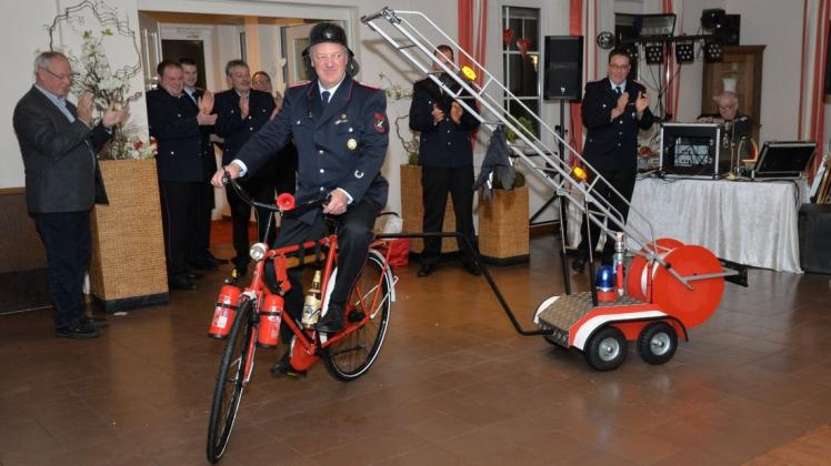 Ehrenortsbrandmeister Heinz Grüter testet das erste Einsatzfahrzeug der "Feuerwehr Achterhauk". Foto: Manfred Fickers