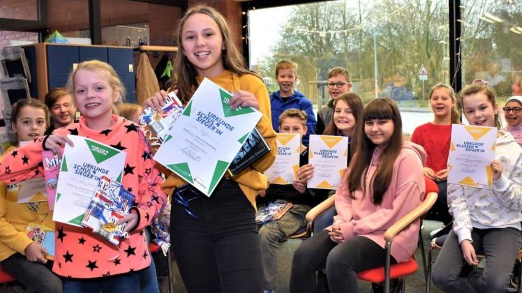 Über ihren Sieg beim Vorlesewettbewerb der sechsten Klassen an der Oberschule Ganderkesee freuen sich die Siegerinnen (vorne von links) Elisa-Marie Radtke (1. Platz) und Lana Hillmann (2. Platz). Foto: Martina Brünjes Über ihren Sieg beim Vorlesewettbewerb der sechsten Klassen an der Oberschule Ganderkesee freuen sich die Siegerinnen (vorne von links) Elisa-Marie Radtke (1. Platz) und Lana Hillmann (2. Platz). Foto: Martina Brünjes