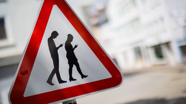 Vorsicht, Smombies! Immer öfter sind Menschen unaufmerksam, weil sie auf das Smartphone gucken. Foto: dpa/Christoph Schmidt