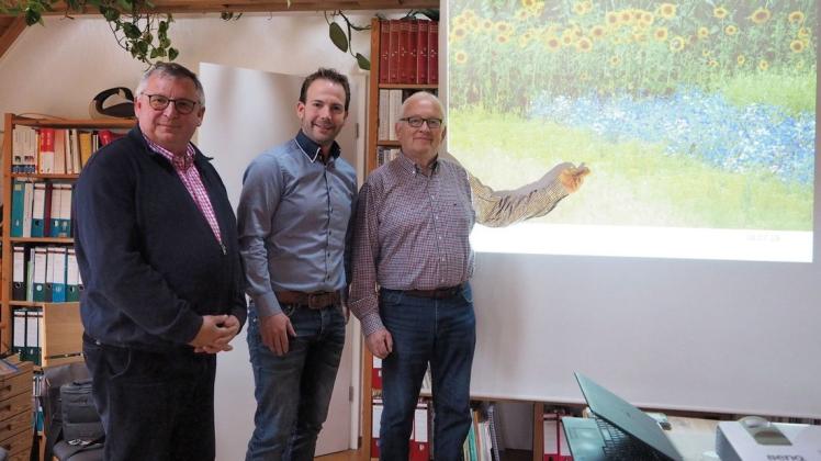 Die Initiatoren des Projekts "Bienenglück Ganderkesee" ziehen positive Bilanz: Klaus Handke (v.l.), Onno Osterloh und Jan Juister. Foto: Niklas Golitschek