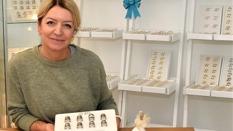 Susanne Schumann verhilft angehenden Ehepaaren gern zu „ihren“ Ringen. Foto: Martina Brünjes