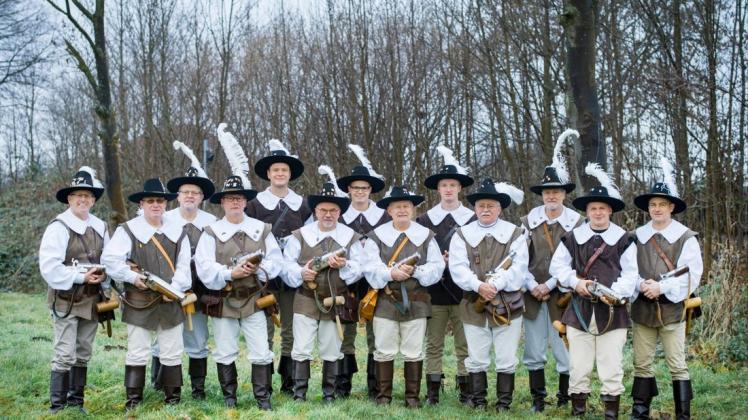 Bei ihren Einsätzen sind die Akteure des Karbildböllervereins Hunteburg weder zu übersehen noch zu überhören... Foto: Karbidböllerverein Bei ihren Einsätzen sind die Akteure des Karbildböllervereins Hunteburg weder zu übersehen noch zu überhören... Foto: Karbidböllerverein