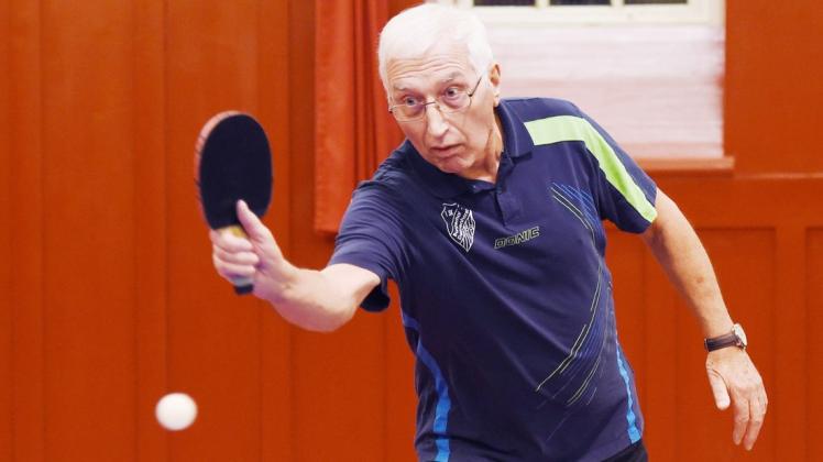 Gute Freunde  und die Liebe zum Tischtennis haben Heinz Müller vom VSK Bungerhof in schwierigen Zeiten Kraft gegeben. Foto: Rolf Tobis