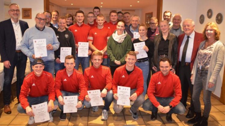 Erfolgreiche und engagierte Sportler aus verschiedenen Sportarten - vom Fußball über Sportschießen und Wakeboarding bis zum Autocross - ehrte die Gemeinde Belm im Vereinsheim des SuS Vehrte. Foto: Gemeinde Belm/Dirk Meyer Erfolgreiche und engagierte Sportler aus verschiedenen Sportarten - vom Fußball über Sportschießen und Wakeboarding bis zum Autocross - ehrte die Gemeinde Belm im Vereinsheim des SuS Vehrte. Foto: Gemeinde Belm/Dirk Meyer