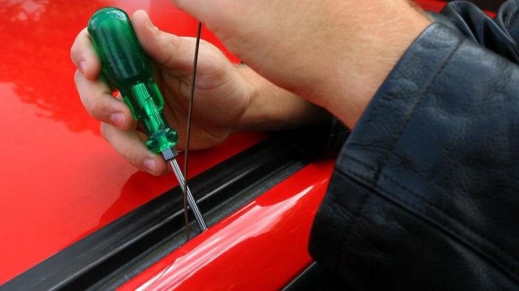 Gleich drei Mal sind in Weener und Bunde in den vergangenen Tagen Autos aufgebrochen worden. Die Polizei schließt nicht aus, dass es derselbe Täter war. Symbolfoto: Heiko Wolfraum/dpa Gleich drei Mal sind in Weener und Bunde in den vergangenen Tagen Autos aufgebrochen worden. Die Polizei schließt nicht aus, dass es derselbe Täter war. Symbolfoto: Heiko Wolfraum/dpa