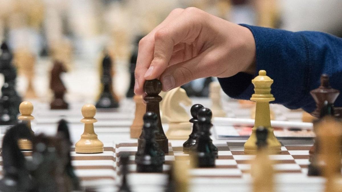 VIDEO  Schach macht schlau: Über 1.000 Grundschulkinder spielen