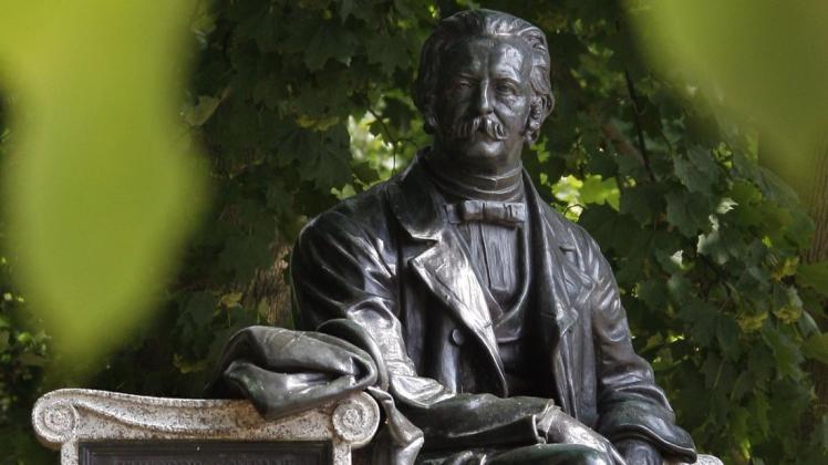 Theodor Fontane sitzt auf einer Bank: Das Denkmal des Dichters in Neuruppin. Foto: dpa/lbn/Bernd Settnik Theodor Fontane sitzt auf einer Bank: Das Denkmal des Dichters in Neuruppin. Foto: dpa/lbn/Bernd Settnik