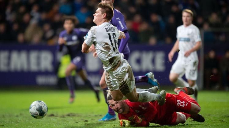 Die entscheidende Wende im Spiel: VfL-Torwart Philipp Kühn (in Rot) foult Sandhausens Kevin Behrens. Es folgen Elfmeter, Gelb-Rot und Gegentor. Foto: Noah Wedel Die entscheidende Wende im Spiel: VfL-Torwart Philipp Kühn (in Rot) foult Sandhausens Kevin Behrens. Es folgen Elfmeter, Gelb-Rot und Gegentor. Foto: Noah Wedel