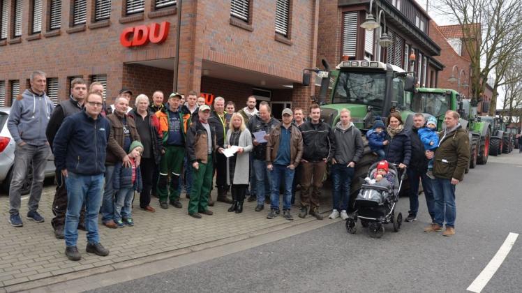 Vor der Geschäftsstelle der CDU überreichten die Landwirte ihre Forderungen. Foto: Böckermann