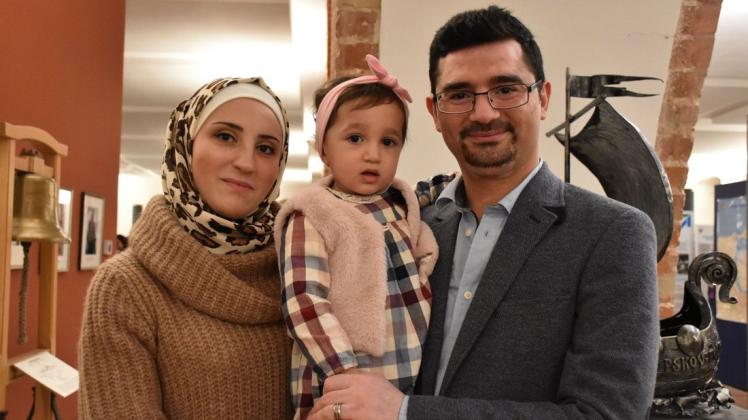 Hasan Tawamie lebt mit seiner Frau Bayan und seiner Tochter seit einem Jahr in Rostock. Auch er wurde am Donnerstag als einer von 140 neuen Staatsbürgern der Hansestadt begrüßt.
