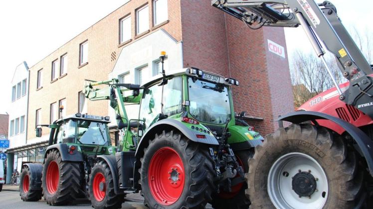 Vor der Geschäftsstelle der CDU am Hauptkanal in Papenburg, in der Bernd Busemann (MdL), Gitta Connemann (MdB) und Jens Gieseke (MdE) Büros haben, gab es am Donnerstag eine Demonstration von Landwirten gegen die "Bauernmilliarde". Foto: Daniel Gonzalez-Tepper