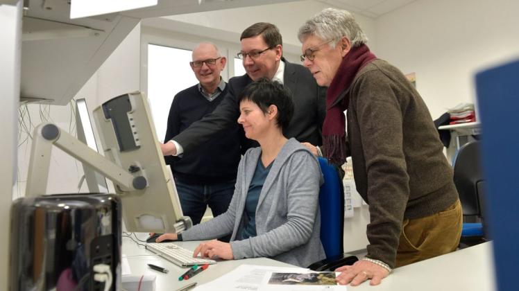 Die Gestaltung des neuen Buches hat begonnen: Über den Projektauftakt freuen sich (von links) Druckerei-Geschäftsführer Michael Steinbacher, Jürgen Krämer, Mediengestalterin Antje Neumann und Fritz-Gerd Mittelstädt. Foto: OsnabrückerLandKultur/Hermann Pentermann Die Gestaltung des neuen Buches hat begonnen: Über den Projektauftakt freuen sich (von links) Druckerei-Geschäftsführer Michael Steinbacher, Jürgen Krämer, Mediengestalterin Antje Neumann und Fritz-Gerd Mittelstädt. Foto: OsnabrückerLandKultur/Hermann Pentermann