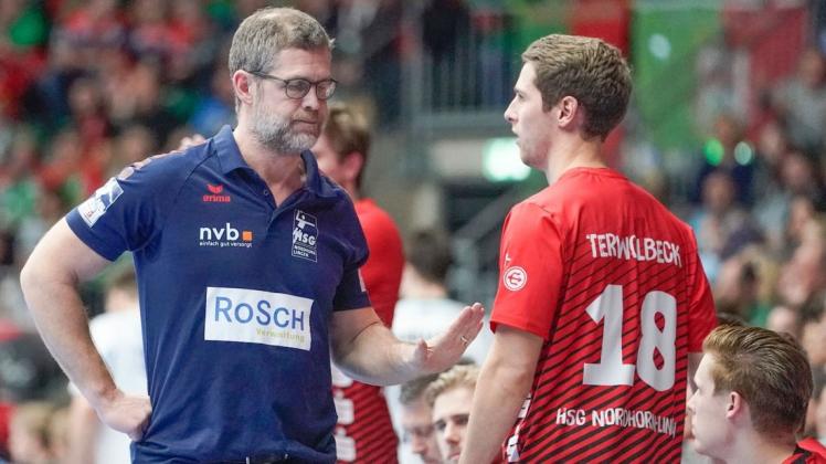 Hoffen aus das Wunder: Trainer Geir Sveinsson und Kapitän Alexander Terwolbeck. Foto: Werner Scholz