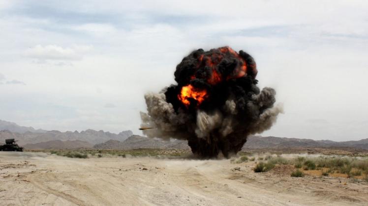 Minen führten in den vergangenen Jahren 30 Jahren zum Tod von etwa einer Million Menschen. Im Bild ist die Explosion einer Landmine in Afghanistan zu sehen. Foto: dpa/Sanaullah Seim/XinHua