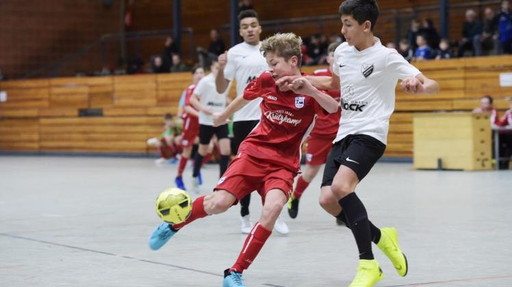 Die C-Jugend des VfL Stenum (am Ball), hier bei einem Turnier des TuS Heidkrug, hat bei der Futsal-Bezirksmeisterschaft Platz drei belegt. Foto: Rolf Tobis
