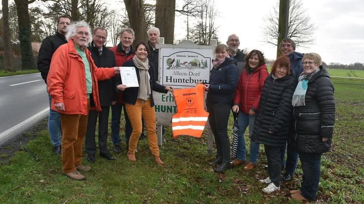 Die Bundestagsabgeordnete Filiz Polat übernahm ist jetzt Alleepatin in Hunteburg. Mitglieder des Heimatvereins und des Ortsrates Hunteburg waren sichtlich erfreut. Foto: Martin Nobbe