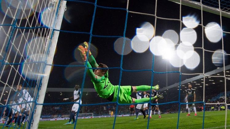 Da fliegt er: Der Delmenhorster Patrick Drewes debütierte für den VfL Bochum gegen den Hamburger SV. Foto: imago images/Noah Wedel Da fliegt er: Der Delmenhorster Patrick Drewes debütierte für den VfL Bochum gegen den Hamburger SV. Foto: imago images/Noah Wedel