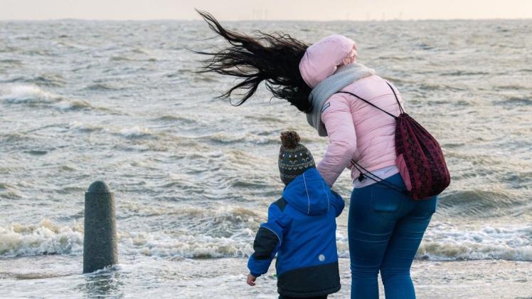 Am Ufer der Nordseeküste, wie hier in Wilhelmshaven, wird stürmisches Wetter erwartet. Foto: dpa/Mohssen Assanimoghaddam