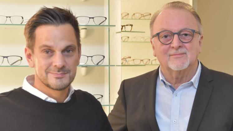 Wenn der Vater mit dem Sohne: Augenoptikermeister Stephan Wessels (l.) kann auch nach dem Inhaberwechsel weiter auf die Unterstützung durch seinen Vater Rolf Wessels zählen. Foto: Dirk Hamm