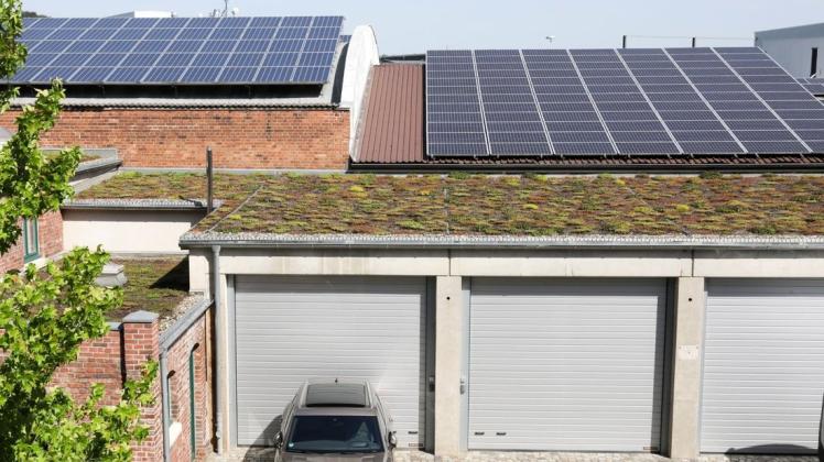 Fotovoltaik und Dachbegrünung sind private Investitionen, die die Gemeinde Hagen künftig noch besser fördern soll. Foto: Archiv/Jörn Martens
