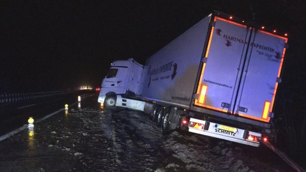 Sattelzug Rutscht Auf A1 Bei Wildeshausen In DKO Sattelzug Rutscht Auf A1 Bei Wildeshausen In DKO